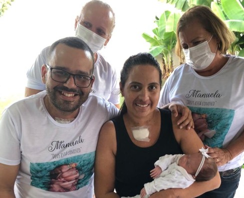 Pai e mãe conhecem filha que nasceu enquanto eles estavam entubados por Covid em hospital de Sete Lagoas