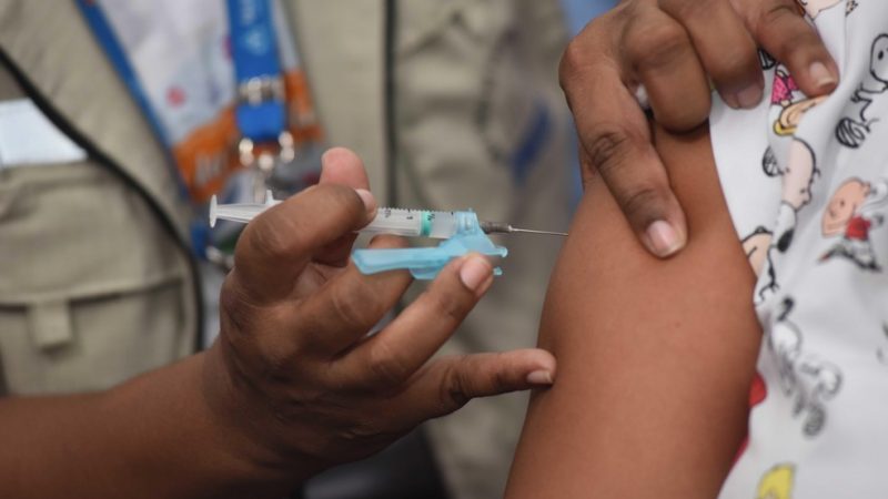Estado nega  vacinação contra a Covid-19 de doses vencidas