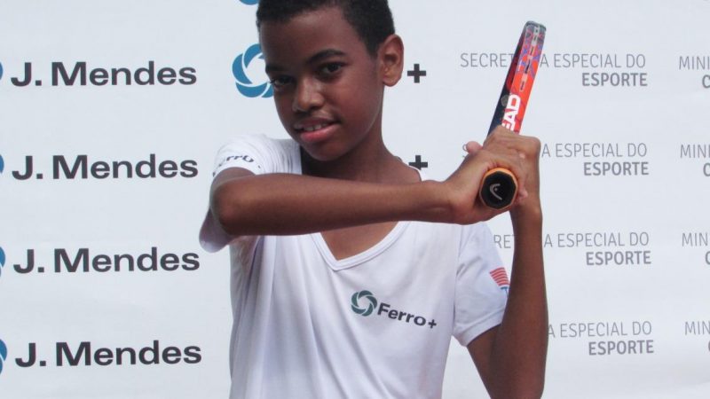Itaunense de 12 anos ganha bolsa para jogar tênis em Itaúna