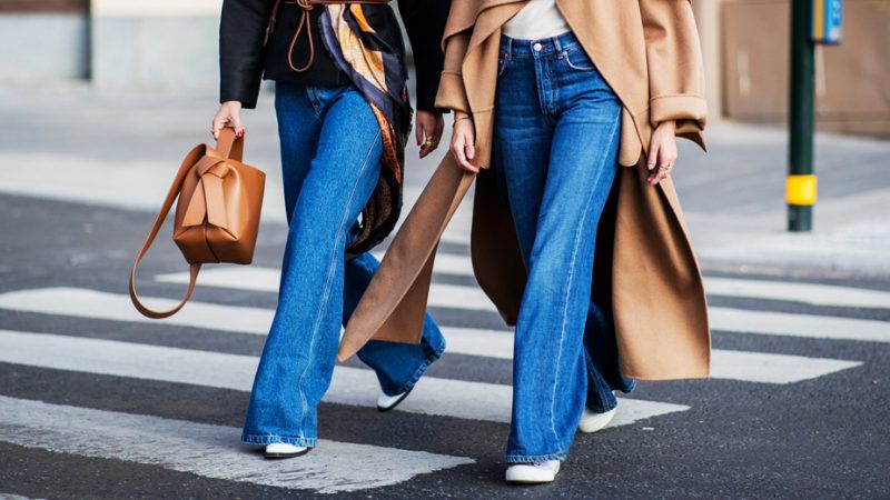 Calça jeans flare: combinações para te inspirar
