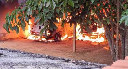 Homem coloca fogo em quartel da Polícia Militar em Divisópolis, Minas Gerais
