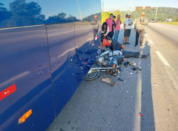 Motociclista colide com traseira do ônibus da Viação Itaúna em Francelino