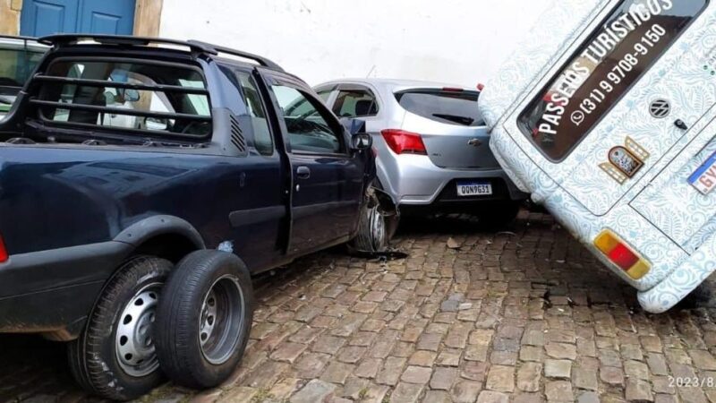 Vídeo mostra caminhonete desgovernada provocando acidente em Ouro Preto