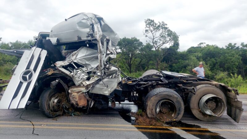 Motorista de carreta morre depois de ser colidido por outra carreta que aquaplanou em Formiga