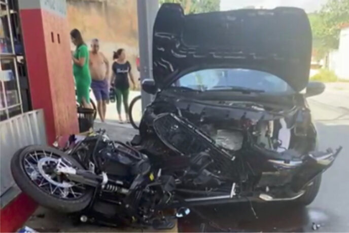 Vídeos: três pessoas ficam feridas em colisão entre carro e moto na Várzea