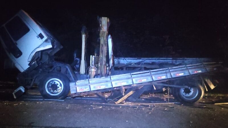 Itaúna: ajudante de caminhão em pane na MG 050 é ferido com gravidade na colisão de carreta