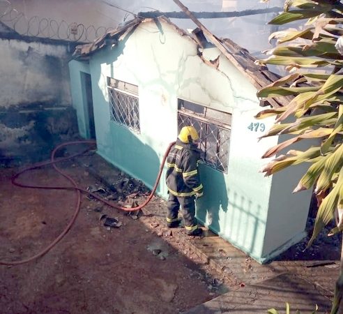 Incêndio destrói casa no Bairro das Graças