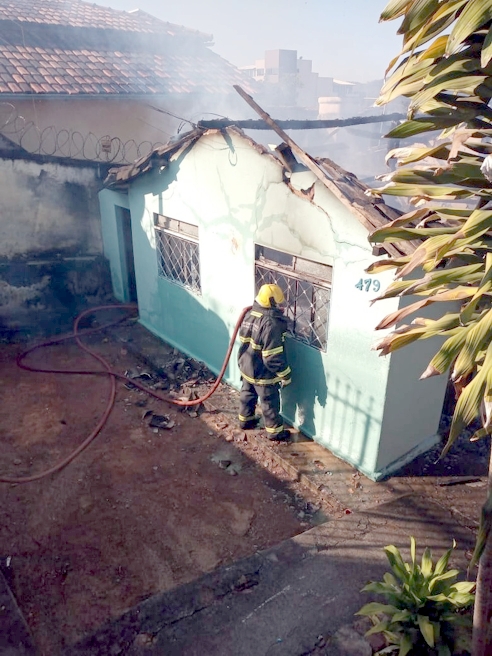 Incêndio destrói casa no Bairro das Graças