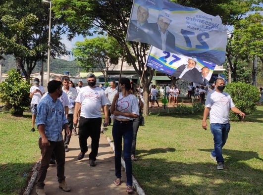 Alessandro Tomaz firma compromisso público com o Jadir Marinho de instalar uma creche no bairro