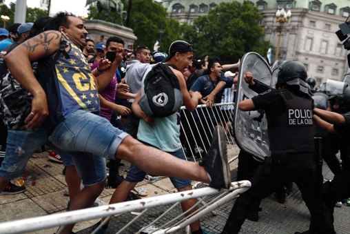 Entrada do velório de Maradona tem confusão entre fãs, e polícia intervém