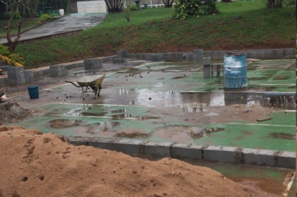 Iniciada construção da quadra de areia no bairro Garcias