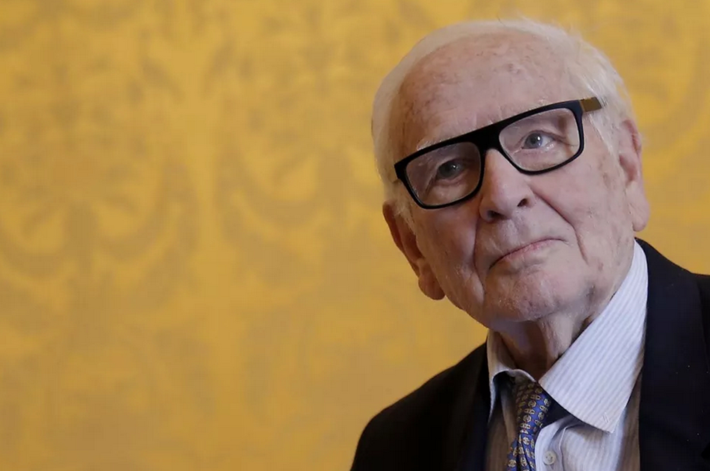 Morre o estilista francês Pierre Cardin, aos 98 anos.