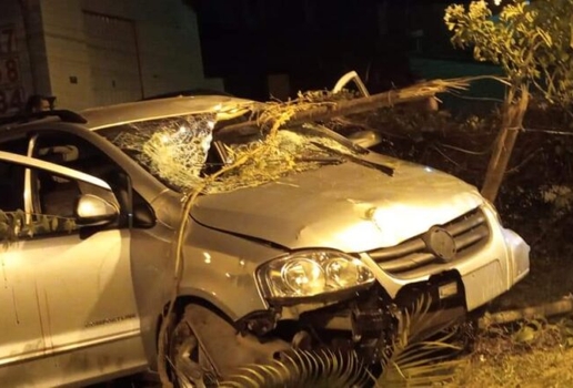 Homem perde controle de carro e bate em rotatória