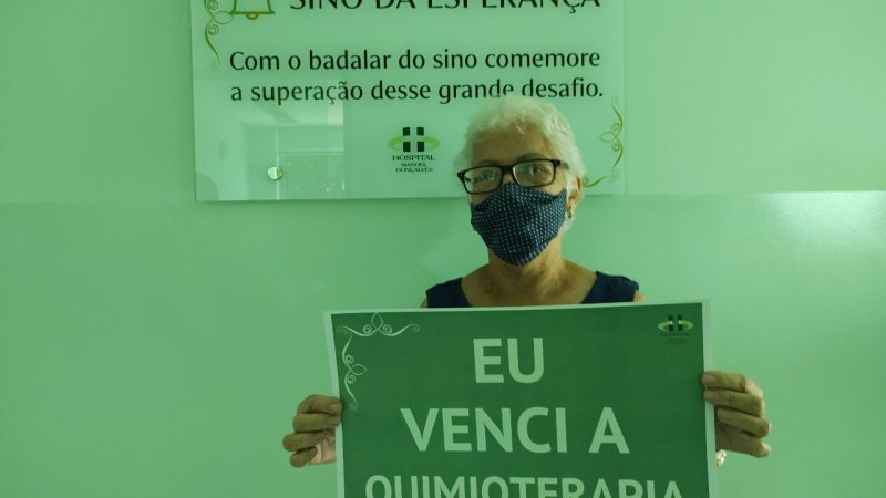 Primeira paciente a receber alta na oncologia do HMG inaugura “Sino da Esperança”