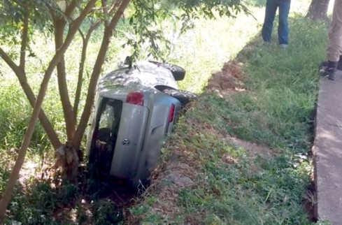 Mulher passa mal ao volante e cai às margens do Rio São João