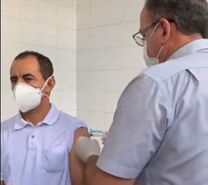 Em live prefeito Neider Moreira aplica as duas primeiras vacinas contra a Covid-19