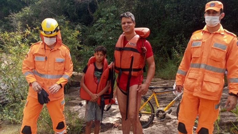 Bombeiros resgatam garoto preso em cachoeira em Itaúna