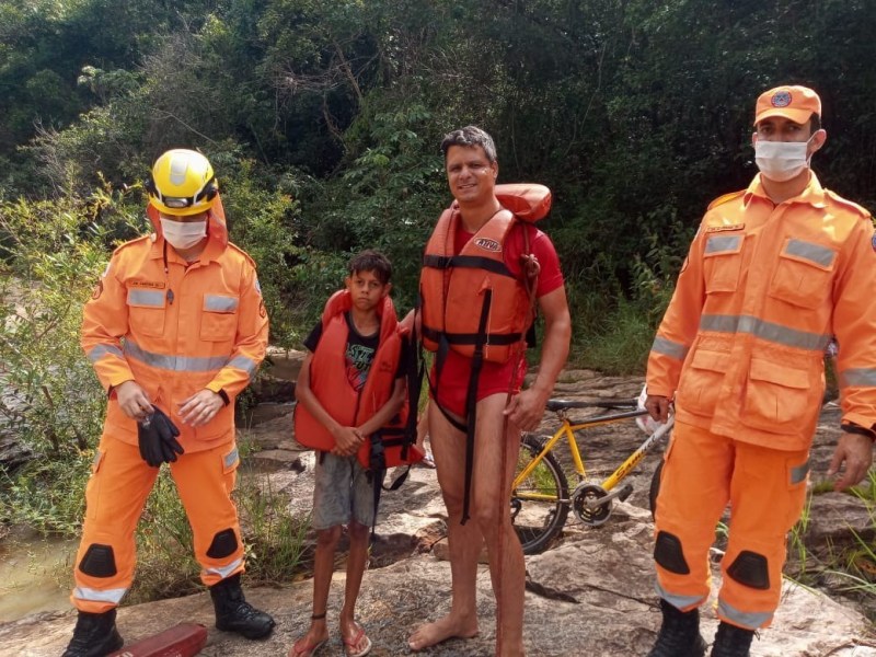 Bombeiros resgatam garoto preso em cachoeira em Itaúna