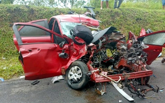 Jovens ficam gravemente feridos após colisão entre carro e caminhão na MG-050