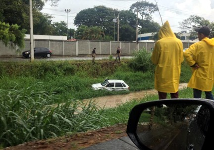 Mais um veículo cai no Rio São João