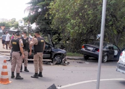 Acidente violento entre dois carros próximo da Rodoviária