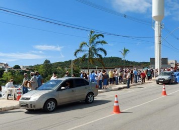 Muito idoso para pouca vacina causa aglomeração nesta manhã