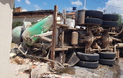 Motorista fica preso às ferragens em tombamento de caminhão no Garcias