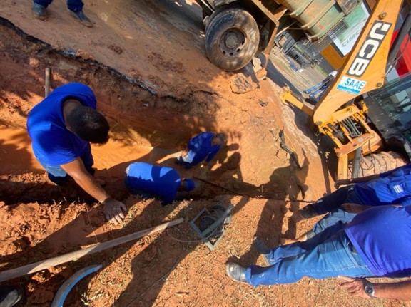 Rompimento de adutora do SAAE deixa bairros sem água