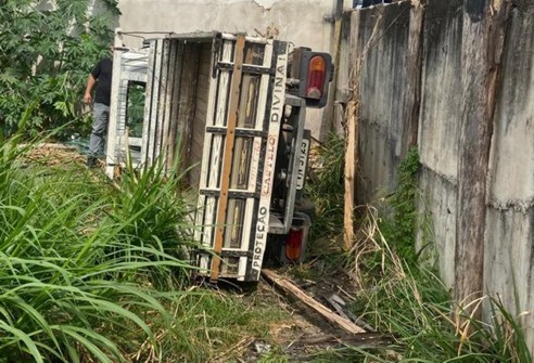 Caminhão capota em Itaúna e motorista fica preso às ferragens