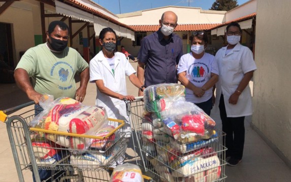 Quarentena Solidária doa cestas básicas aos lares de idosos de Itaúna