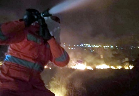 Bombeiros combatem incêndio em pastagem que ameaçava residências em Itaúna