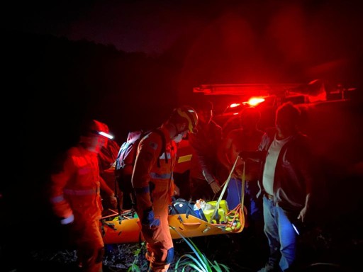 Mulher toma dose maior de medicamento e é achada pelos Bombeiros em buraco na zona rural de Itaúna