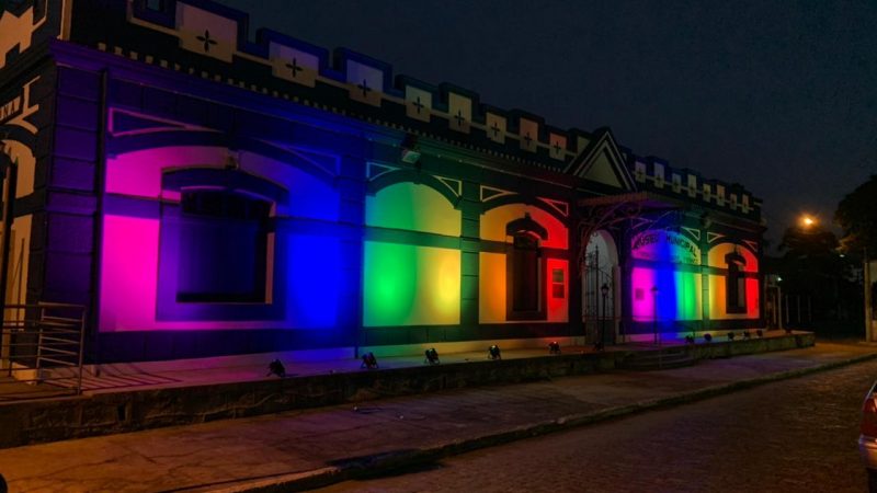 Iluminação especial homenageando comunidade LGBTQIA+ repercute na cidade e região