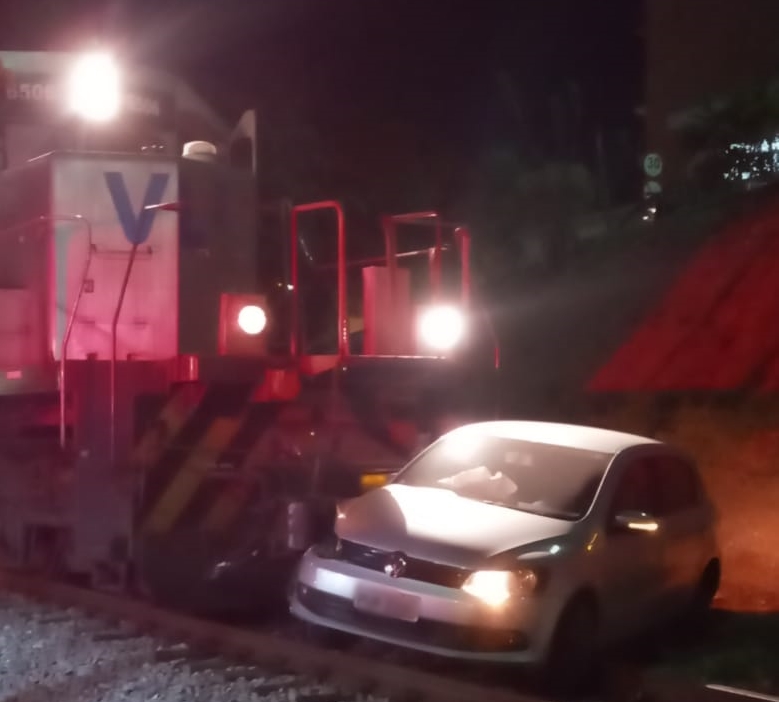 Colisão entre carro e trem deixa uma mulher ferida