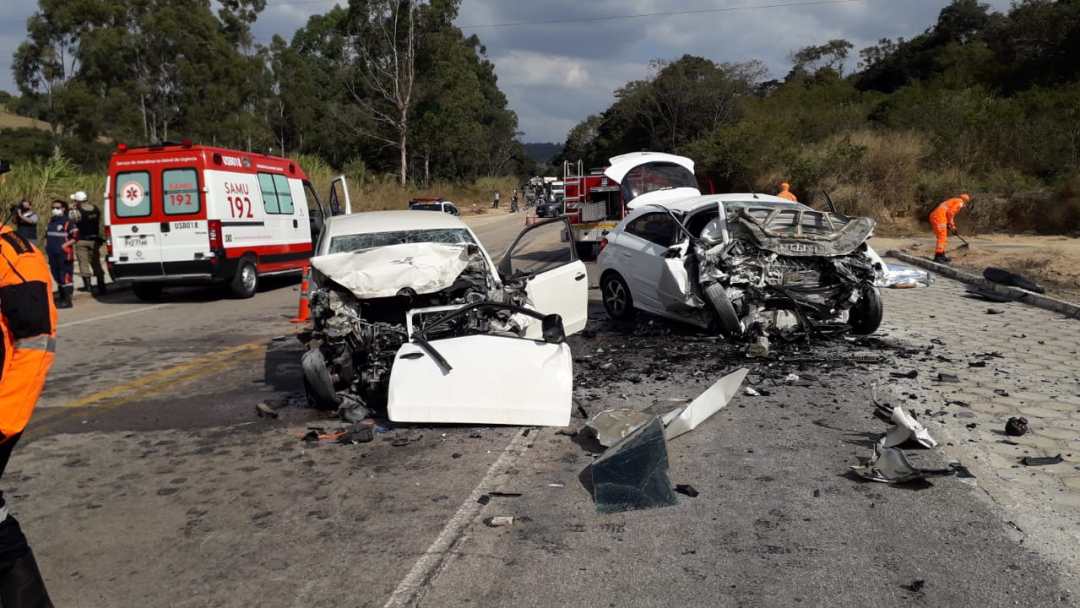 Acidente entre dois carros na MG-431 deixa uma pessoa morta e dois feridos em Pará de Minas