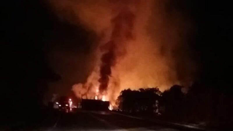 Duas pessoas morrem carbonizadas em acidente entre carro e carreta na MG-431