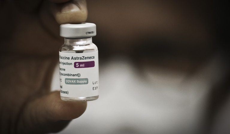 Aplicação de 2ª dose da AstraZeneca contra a Covid em Itaúna
