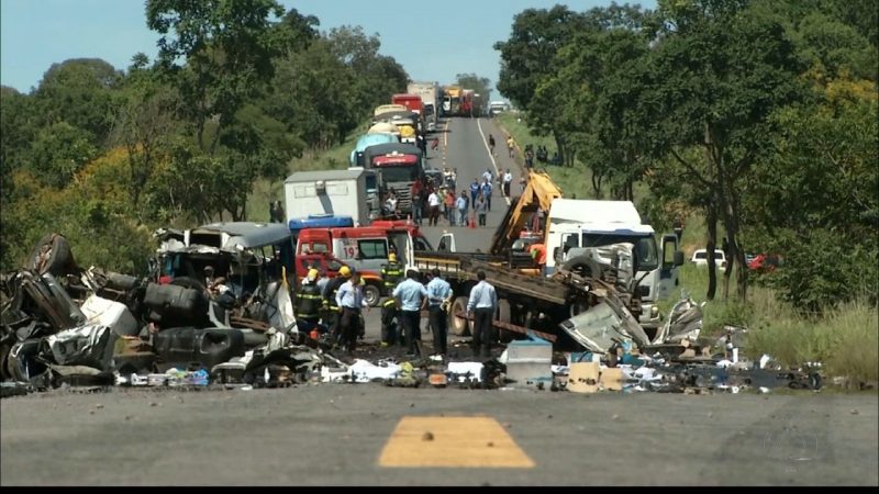 Dez paraibanos morrem em acidente na BR-251, em Minas Gerais