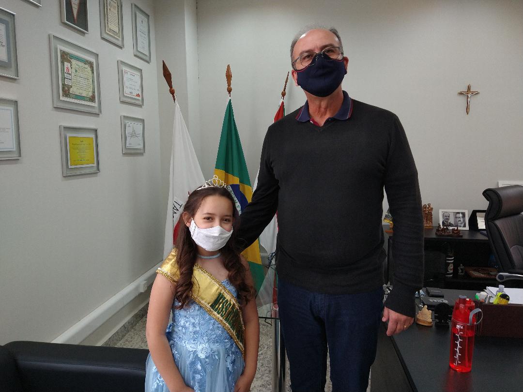 Prefeito recebe Luísa Resende, uma das candidatas no concurso Miss Brasil Real