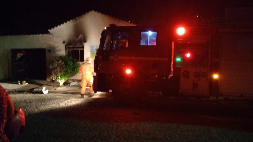 Casa no Bairro Morada Nova é destruída por incêndio