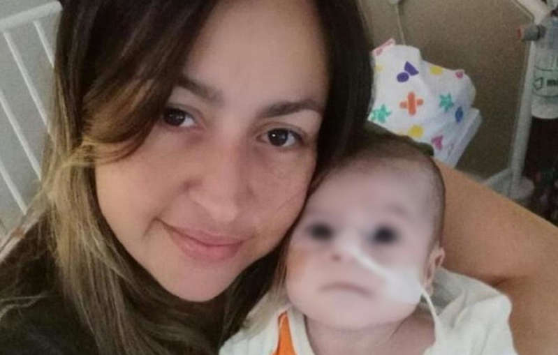 Mãe de bebê que nasceu com 3º braço e metade do coração briga por cirurgia