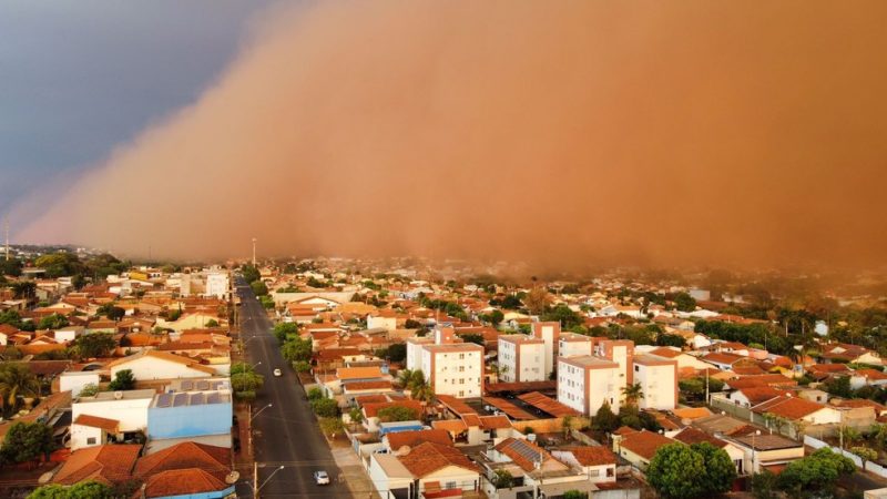 Nuvem de poeira ‘varre céu’ de cidades de Minas