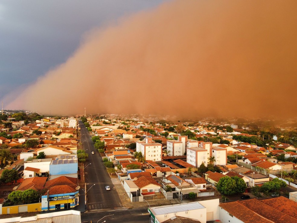 Nuvem de poeira ‘varre céu’ de cidades de Minas