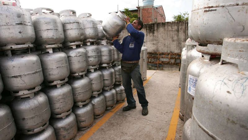 A relação entre Bolsonaro e a morte da mulher por cozinhar com álcool