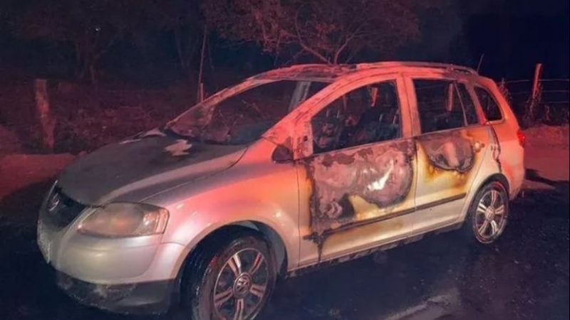 Assaltantes incendeiam carro da vítima