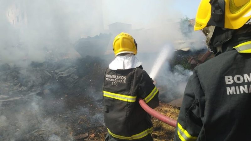 Depósito de recicláveis pega fogo em Itaúna