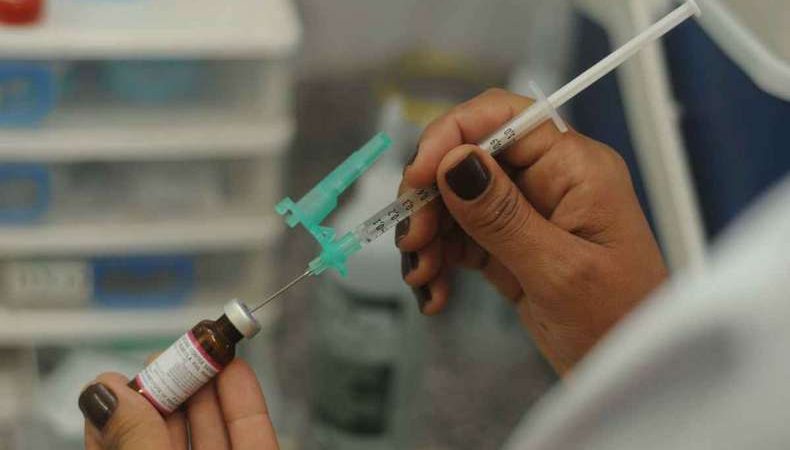 Semana inicia vacinação para maiores de 12 anos com comorbidades e da dose de reforço