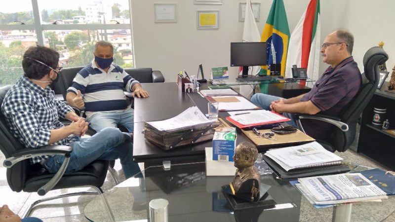 Deputado Gustavo Mitre anuncia R$ 3mi para as escolas municipais de Itaúna