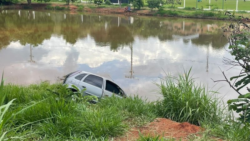 ATUALIZADO – Carro cai em lagoa depois de batida; uma mulher morre