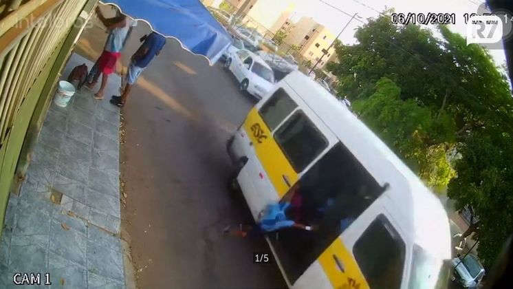Criança é arremessada de van escolar e atropelada pelo veículo